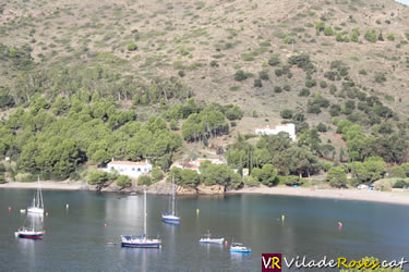 Control de fondejos a les cales de Roses