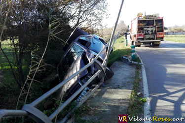 Cotxe accidentat a la Ronda de Circumval·lació de Roses