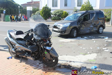 Dos ferits greus a Roses en un accident entre un cotxe i una moto