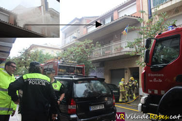 Incendi en una casa del carrer Puig Rom de Roses