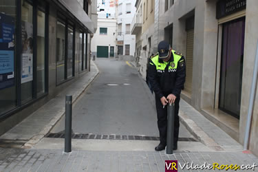 Pilones als carrers de Roses per seguretat