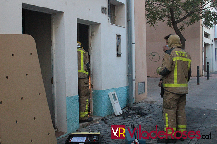 Foc en una casa del carrer Cosconilles de Roses