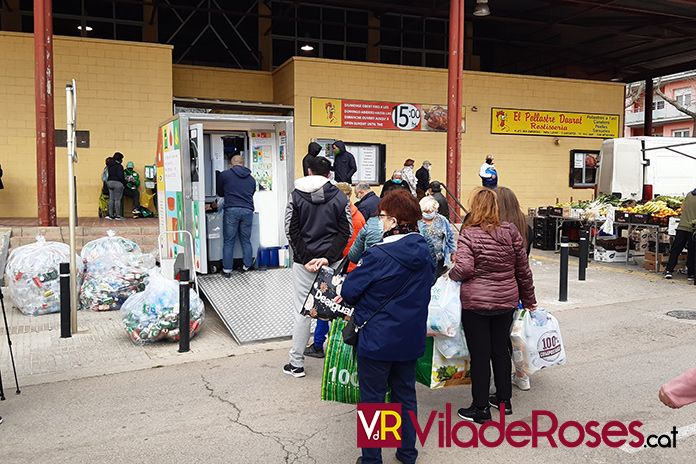 Recollida d'envasos per reciclar a Roses