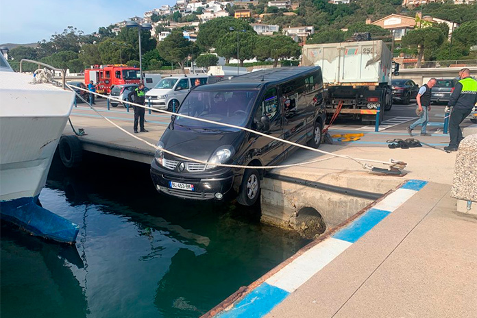 Vehicle desfrenat al port de Roses