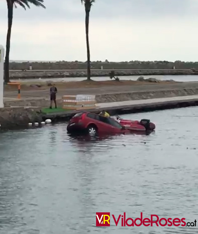 Un cotxe es precipita a l’aigua del canal d'Empuriabrava