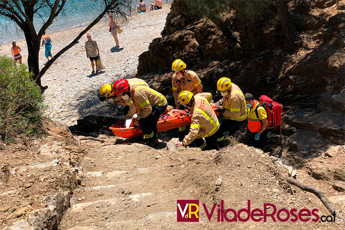 Rescat d'una dona a Cala Rostella de Roses