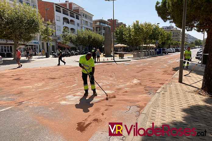 Vessament d'oli a l'Avda de Rhode de Roses