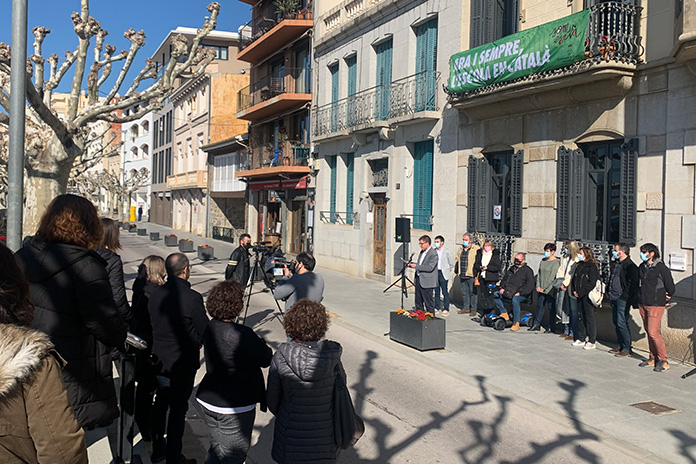 Roses dona suport a l’escola en català