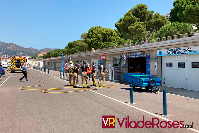 Foc en un local comercial del port de Roses