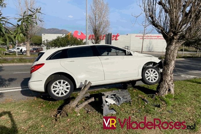 Cotxe accidentat contra un arbre a Roses