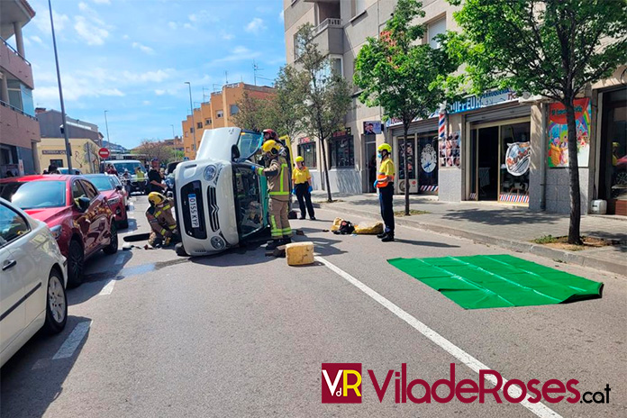 Bolca un cotxe a la Carretera de les Arenes de Roses