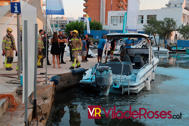 Incendi d'un vaixell a Roses