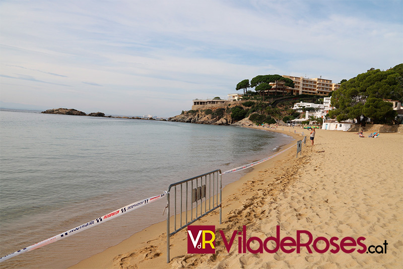 Platja de l'Almadrava tancada