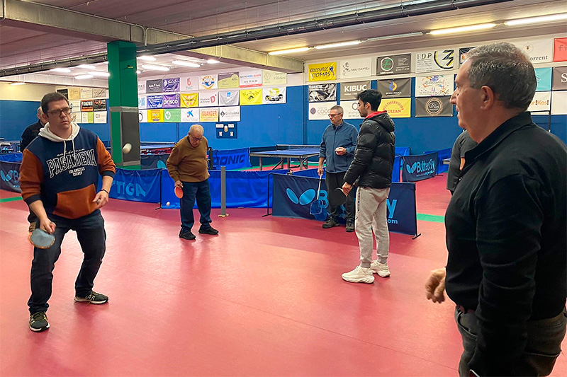 Sessions de tennis taula per a persones afectades de Parkinson i Alzheimer